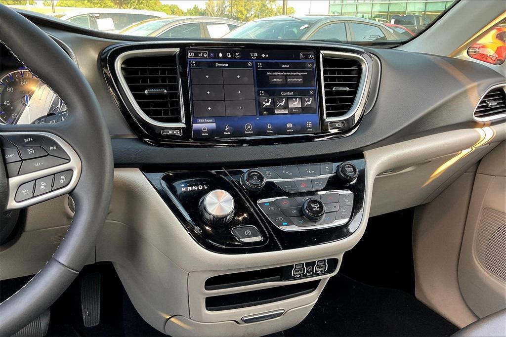 used 2024 Chrysler Pacifica car, priced at $30,766