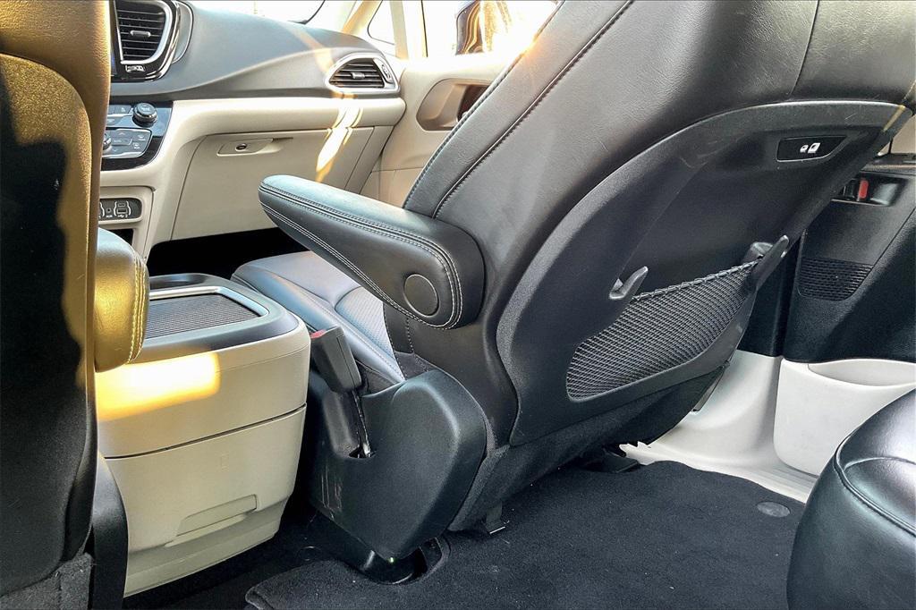 used 2024 Chrysler Pacifica car, priced at $30,766