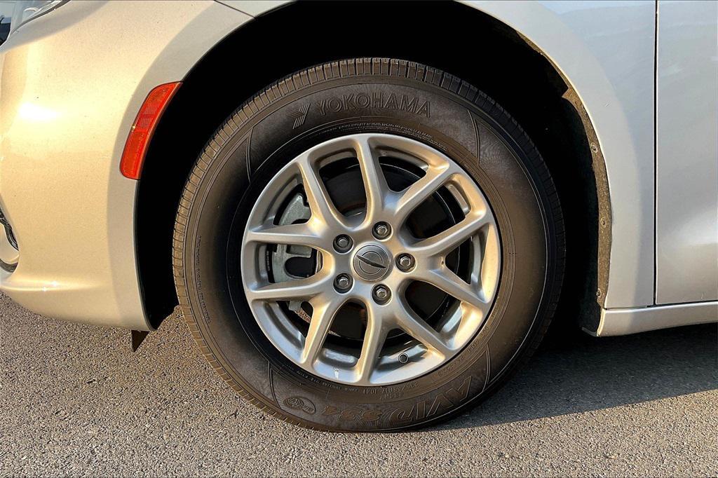 used 2024 Chrysler Pacifica car, priced at $30,766