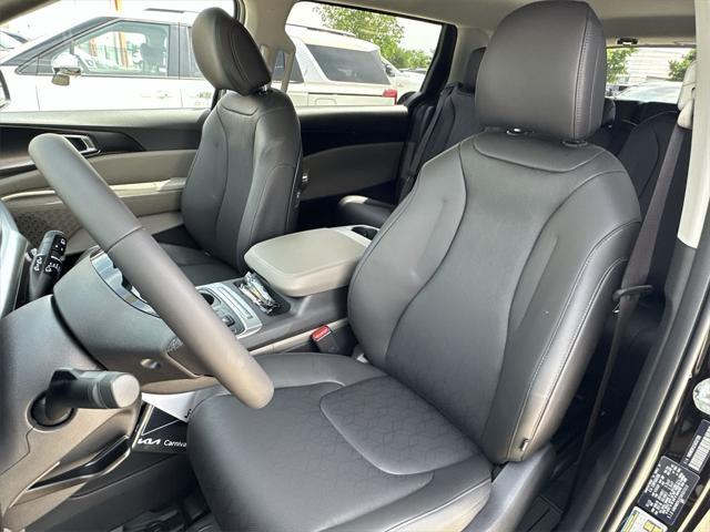 new 2025 Kia Carnival car, priced at $38,654
