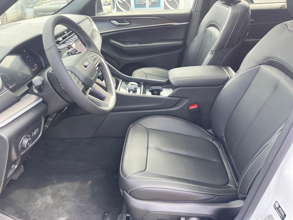 new 2025 Jeep Grand Cherokee car, priced at $48,950