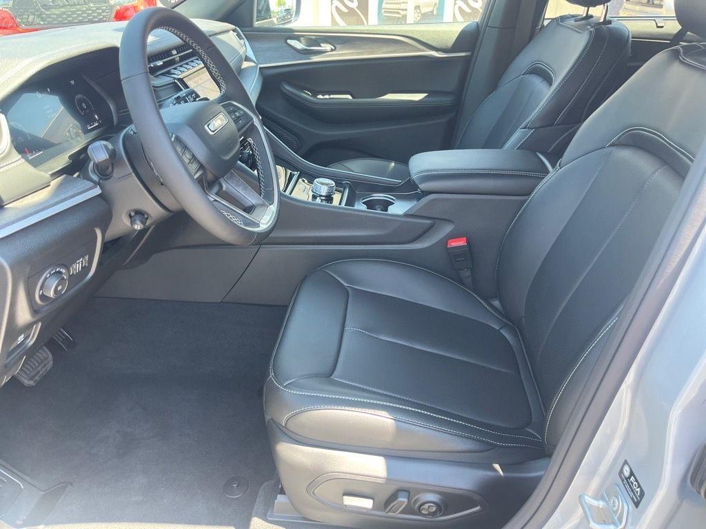 new 2025 Jeep Grand Cherokee car, priced at $47,900