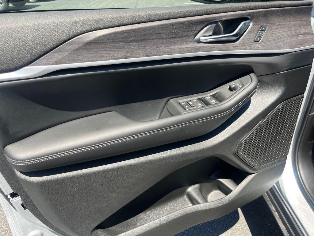 new 2025 Jeep Grand Cherokee car, priced at $47,900