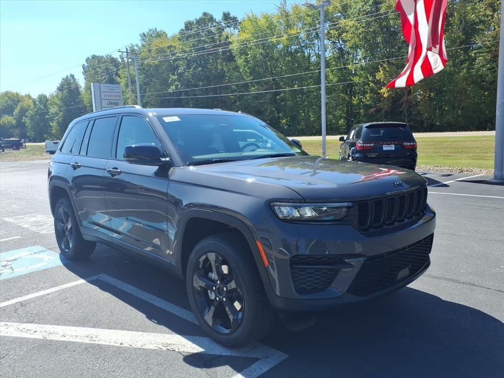 new 2025 Jeep Grand Cherokee car, priced at $43,422
