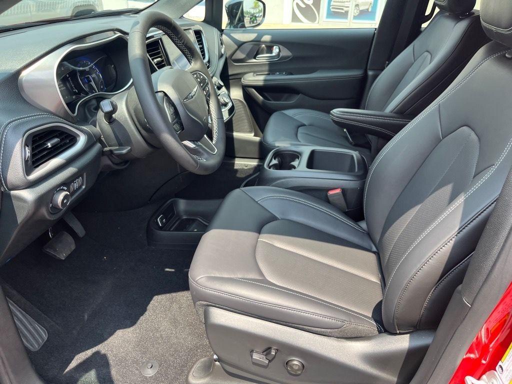 new 2025 Chrysler Pacifica car, priced at $38,400