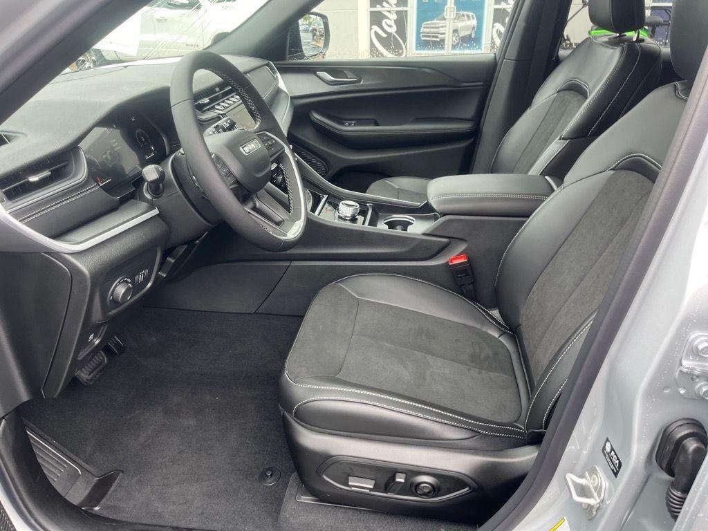 new 2025 Jeep Grand Cherokee car, priced at $43,422