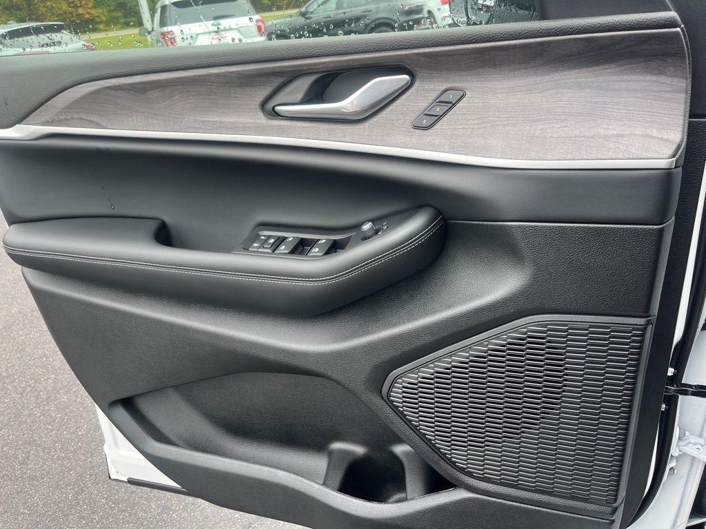 new 2025 Jeep Grand Cherokee car, priced at $42,979