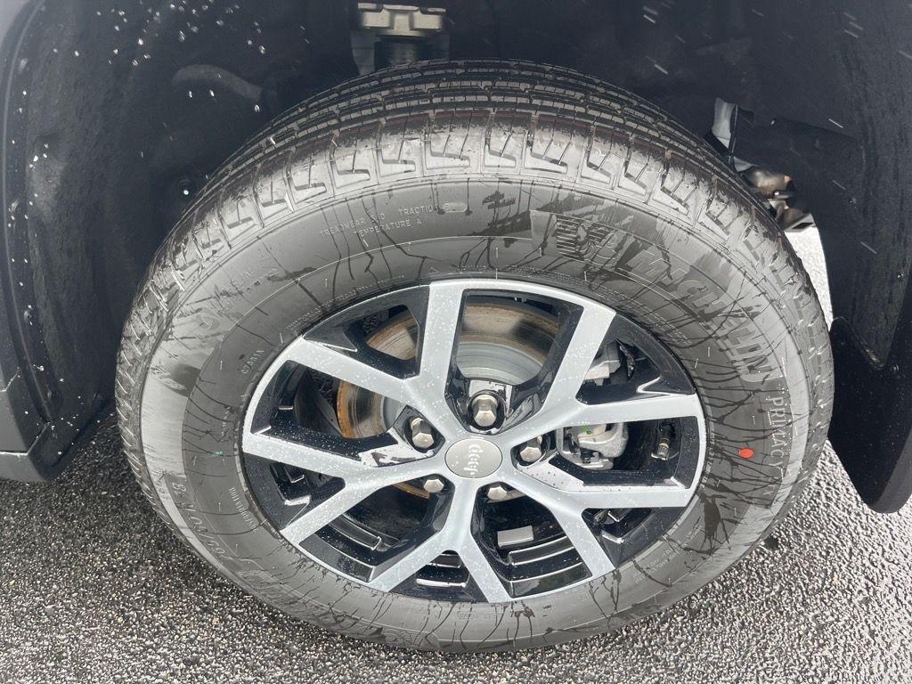 new 2025 Jeep Grand Cherokee car, priced at $42,979