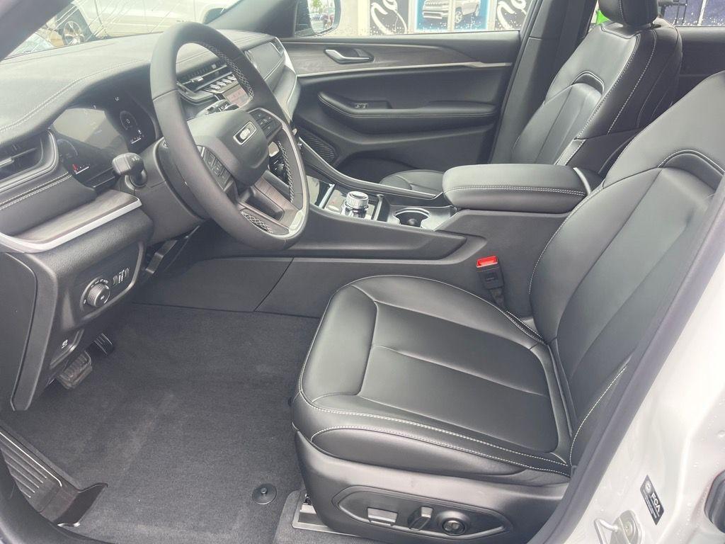 new 2025 Jeep Grand Cherokee car, priced at $42,979