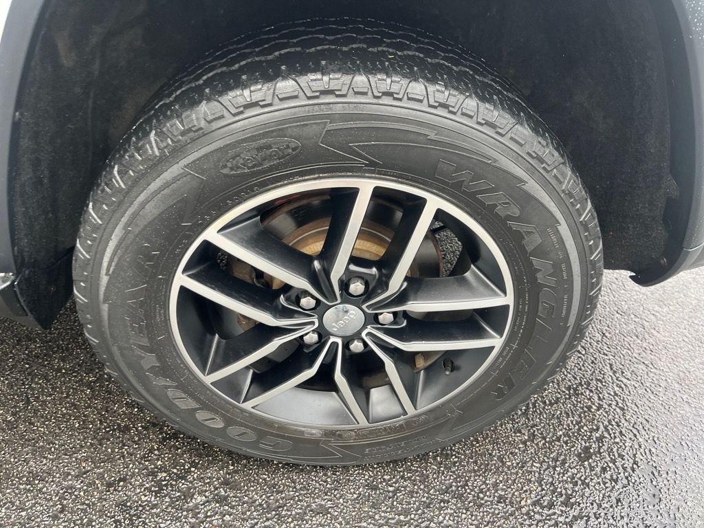 used 2017 Jeep Grand Cherokee car, priced at $11,900