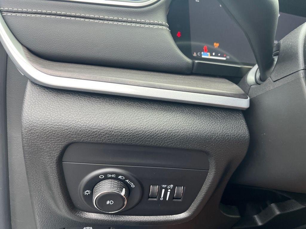 new 2025 Jeep Grand Cherokee car, priced at $47,550