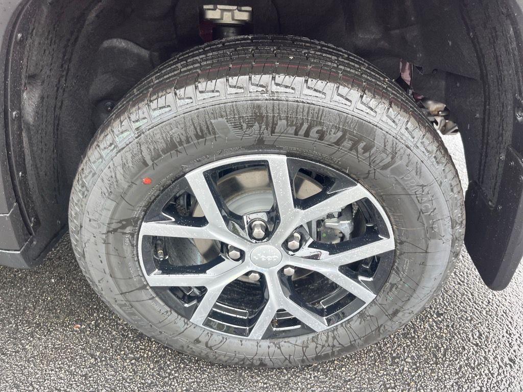 new 2025 Jeep Grand Cherokee car, priced at $43,497