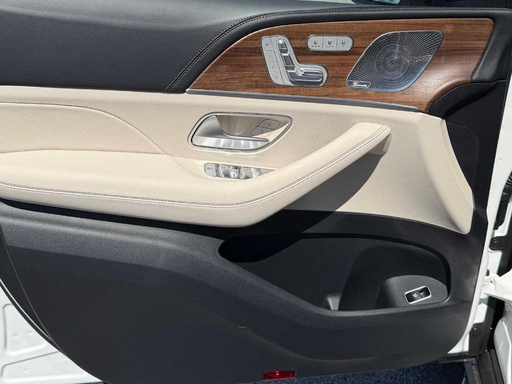 new 2025 Mercedes-Benz GLS 580 car, priced at $117,645