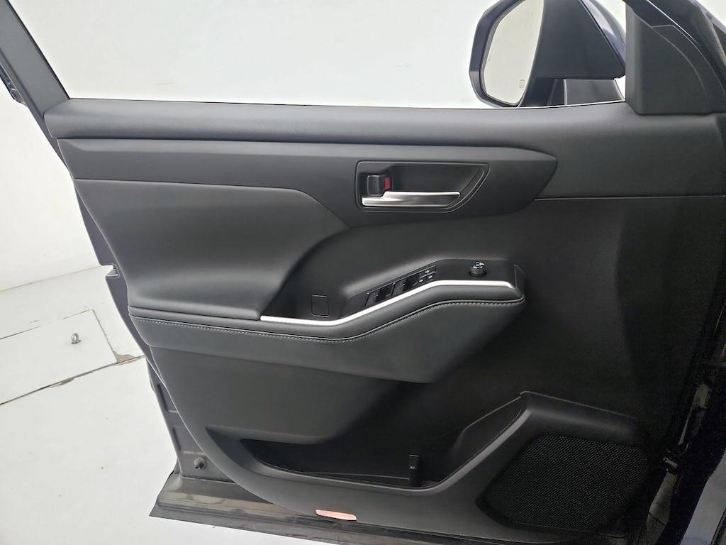 used 2022 Toyota Highlander car, priced at $33,998