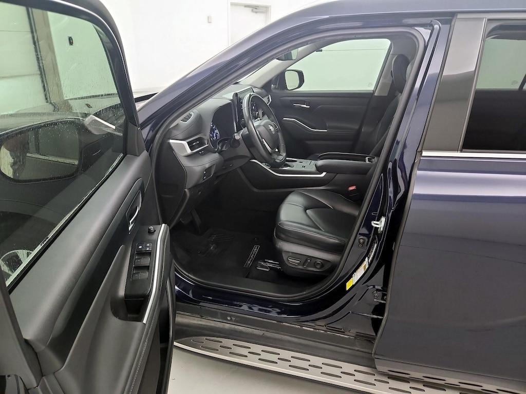 used 2022 Toyota Highlander car, priced at $33,998
