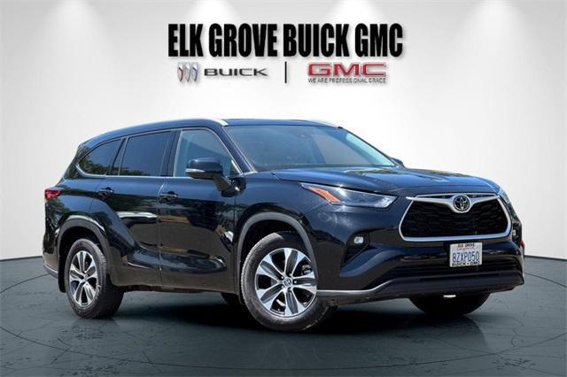 used 2022 Toyota Highlander car, priced at $37,600