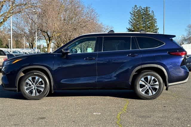 used 2022 Toyota Highlander car, priced at $36,900