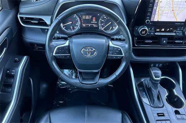 used 2022 Toyota Highlander car, priced at $36,900