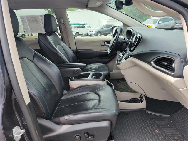 used 2021 Chrysler Pacifica Hybrid car, priced at $20,826