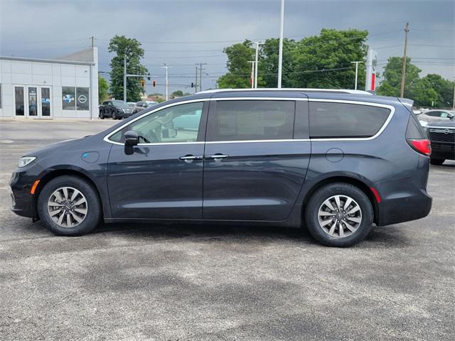 used 2021 Chrysler Pacifica Hybrid car, priced at $20,826