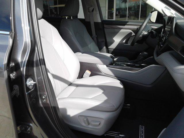 used 2025 Toyota Highlander Hybrid car, priced at $49,438