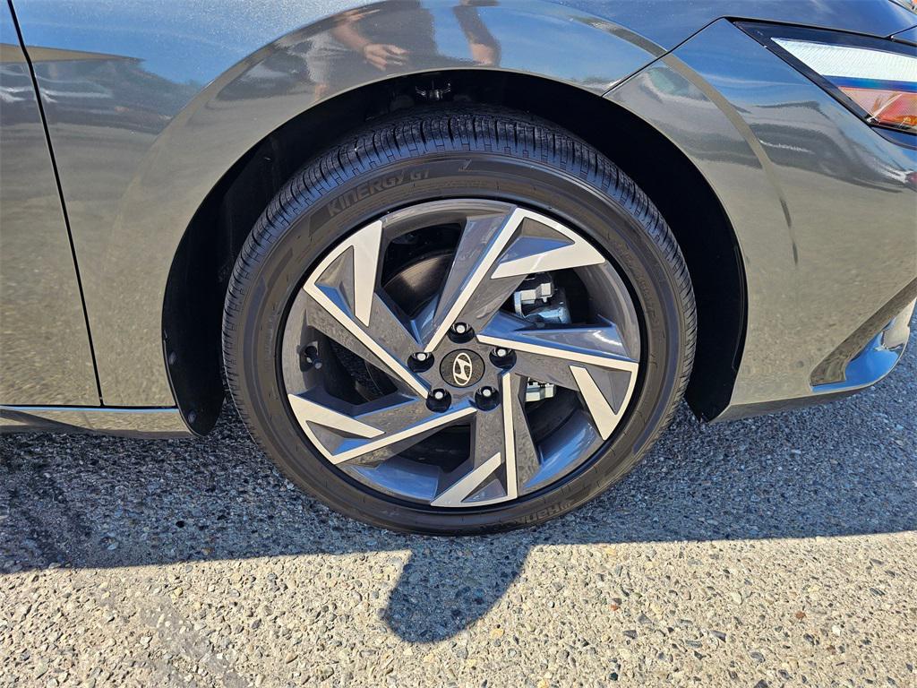 new 2025 Hyundai Elantra car, priced at $28,950