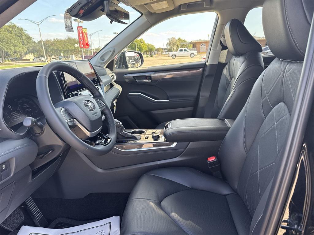 new 2025 Toyota Highlander car, priced at $56,389
