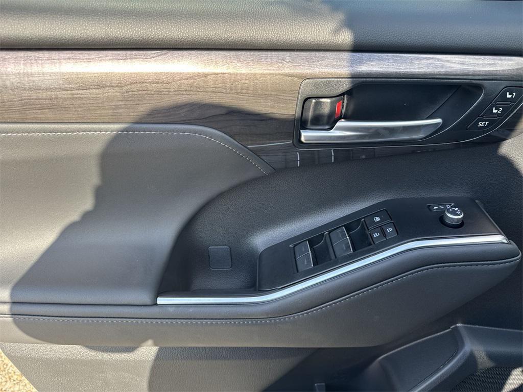 new 2025 Toyota Highlander car, priced at $56,389