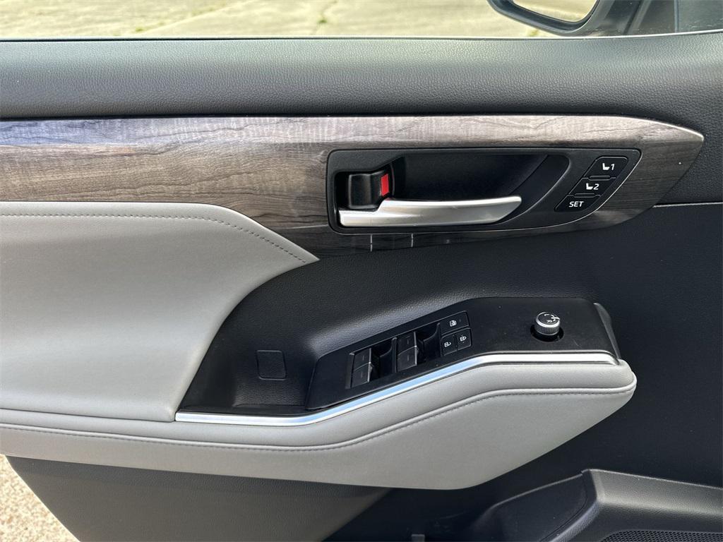 used 2020 Toyota Highlander Hybrid car, priced at $28,722