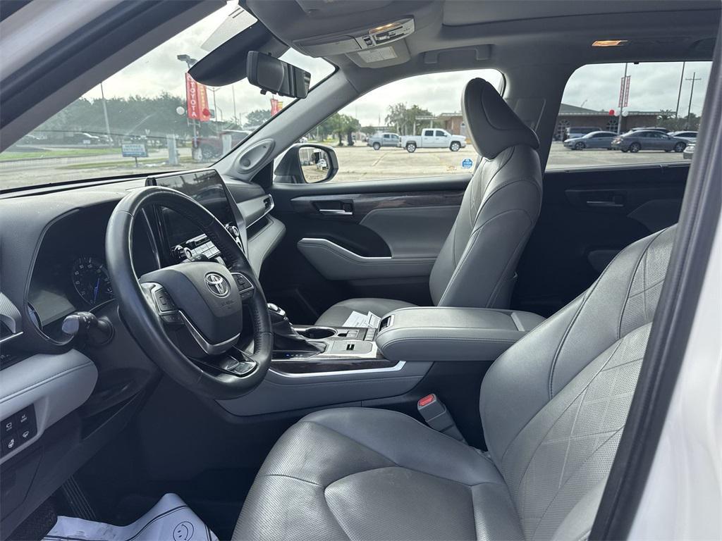 used 2020 Toyota Highlander Hybrid car, priced at $28,722