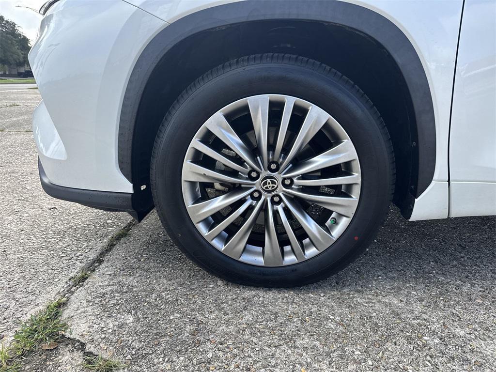 used 2020 Toyota Highlander Hybrid car, priced at $28,722