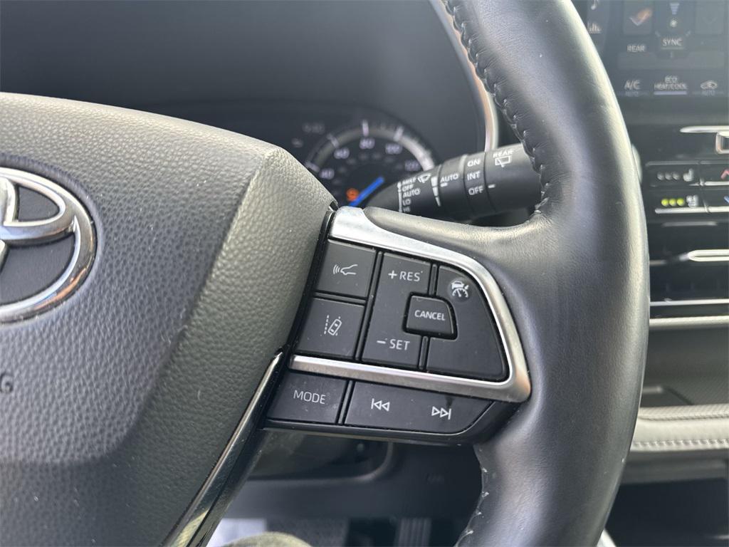 used 2020 Toyota Highlander Hybrid car, priced at $28,722