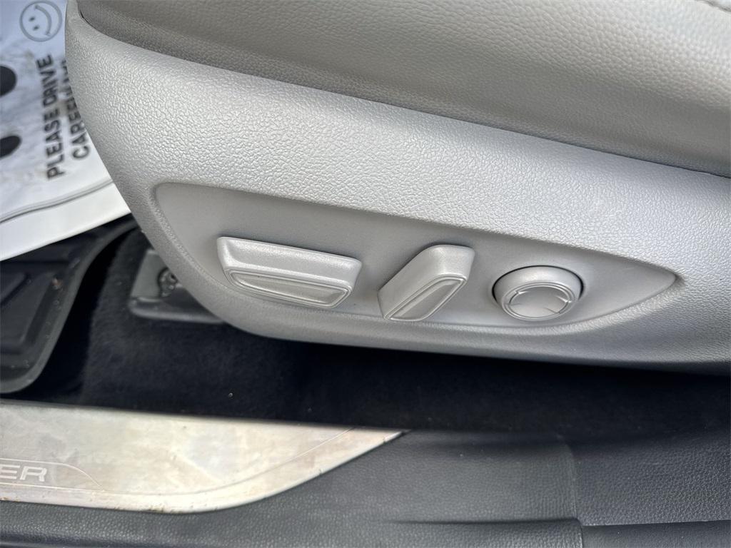 used 2020 Toyota Highlander Hybrid car, priced at $28,722