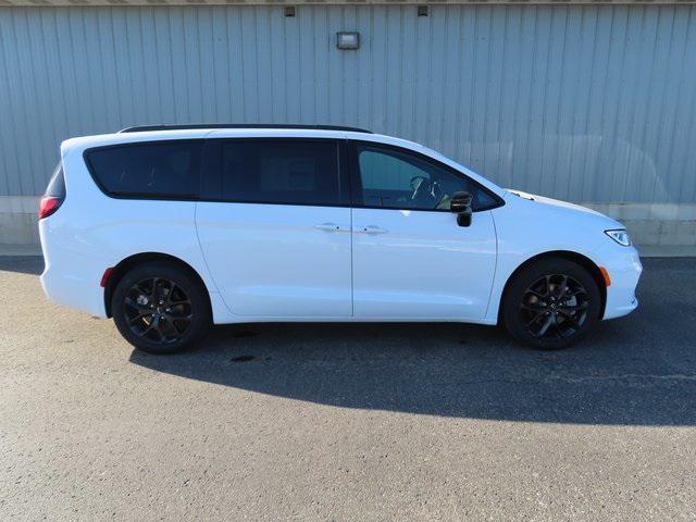 new 2024 Chrysler Pacifica car, priced at $47,522