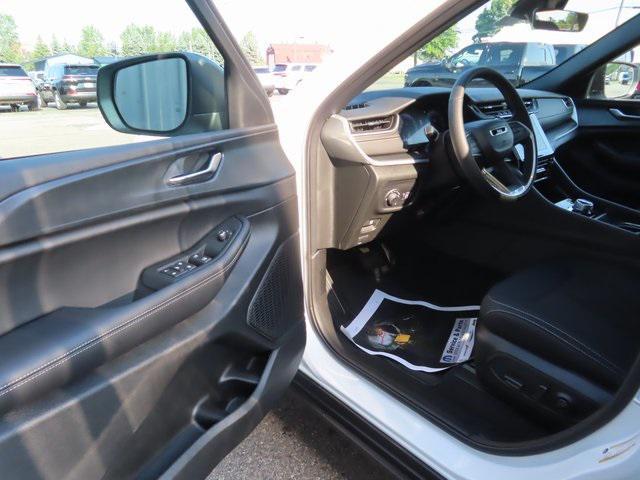 new 2025 Jeep Grand Cherokee car, priced at $40,434