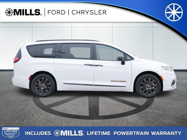 new 2024 Chrysler Pacifica Hybrid car, priced at $55,384