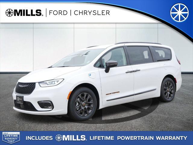 new 2024 Chrysler Pacifica Hybrid car, priced at $55,384