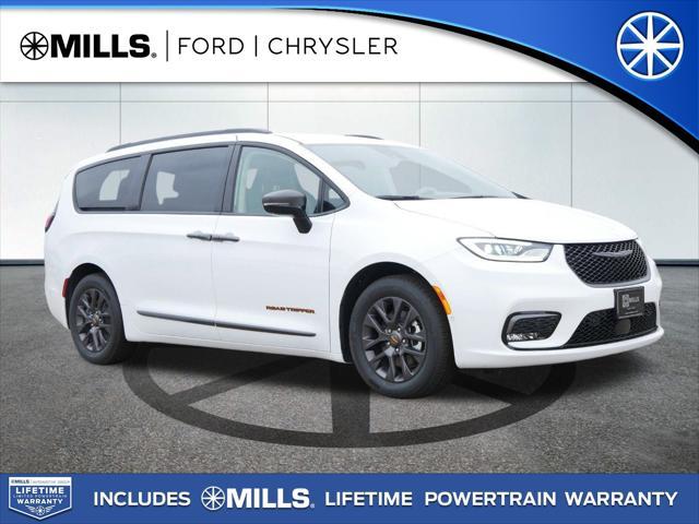 new 2024 Chrysler Pacifica Hybrid car, priced at $55,384