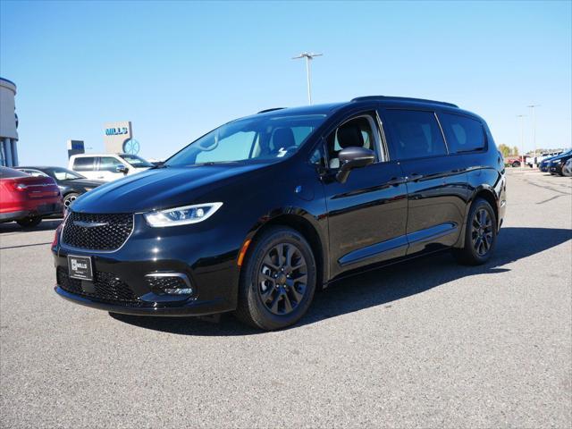 new 2024 Chrysler Pacifica Hybrid car, priced at $49,456