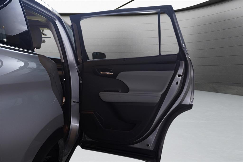 used 2023 Toyota Highlander Hybrid car, priced at $31,298