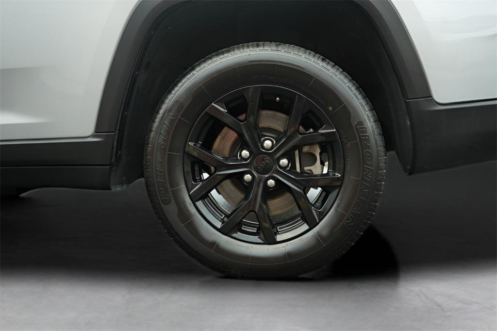 used 2024 Jeep Grand Cherokee L car, priced at $25,189