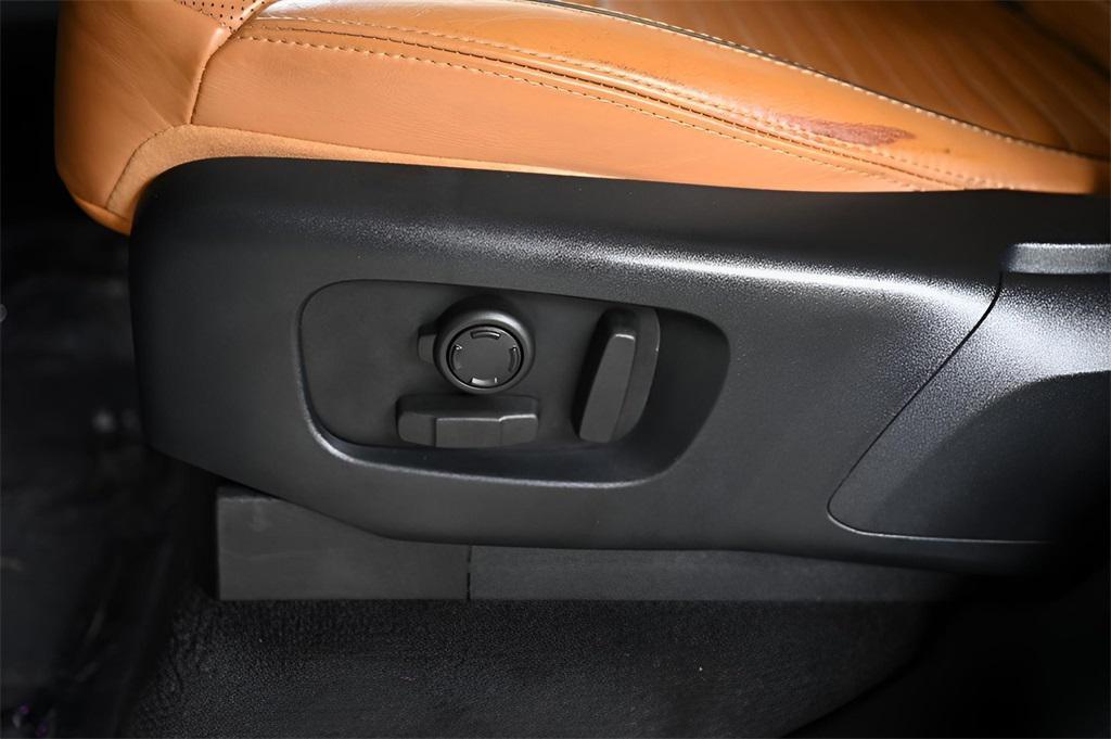 used 2018 Land Rover Discovery car, priced at $21,234