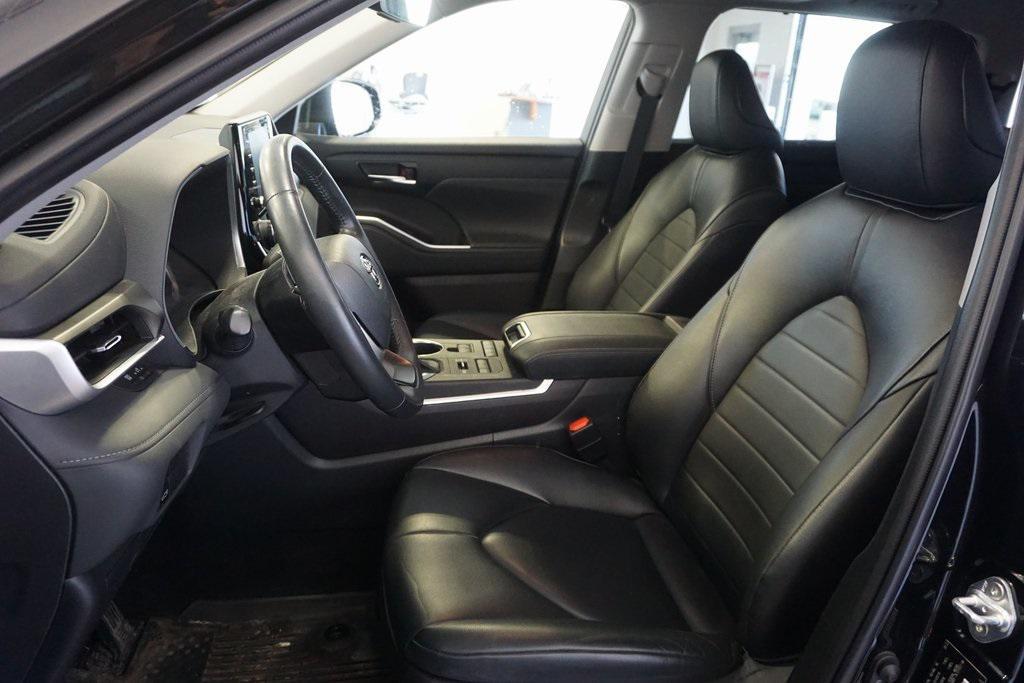 used 2022 Toyota Highlander car, priced at $40,687