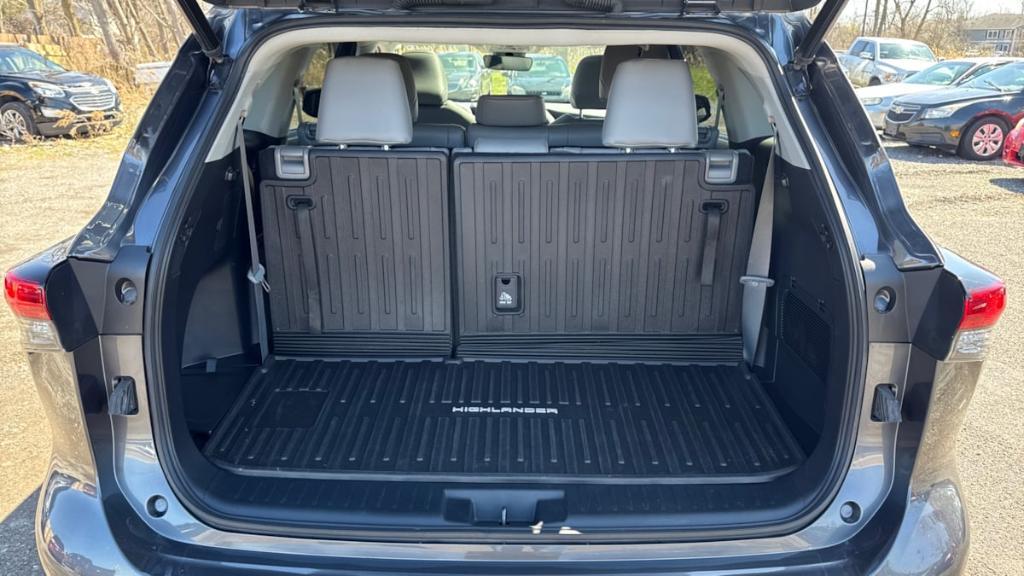 used 2022 Toyota Highlander car, priced at $35,895