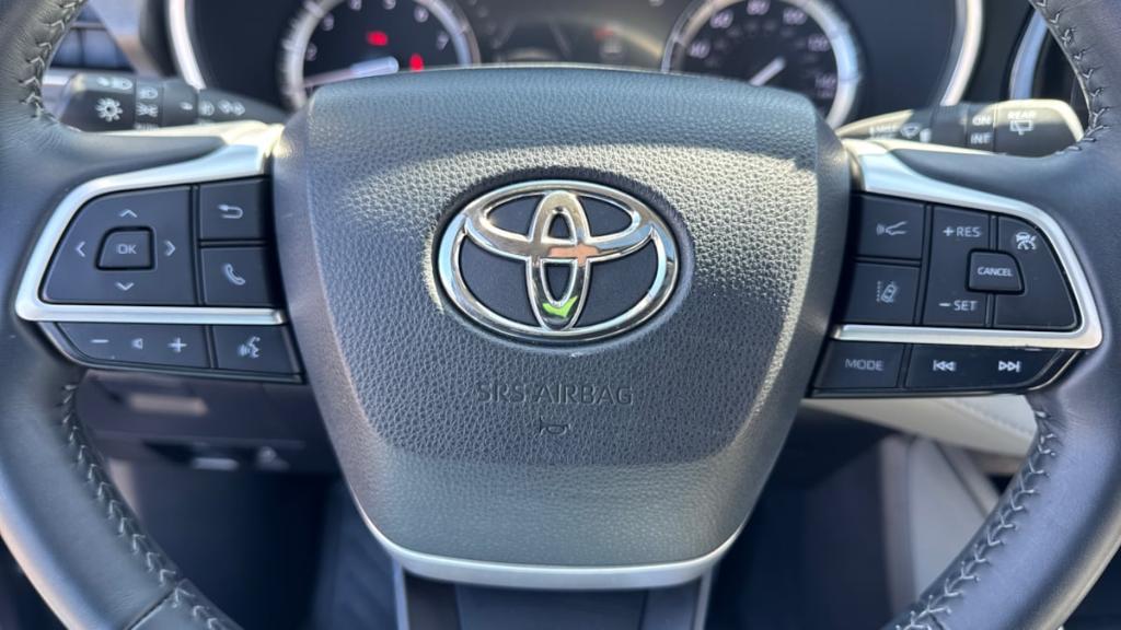 used 2022 Toyota Highlander car, priced at $35,895