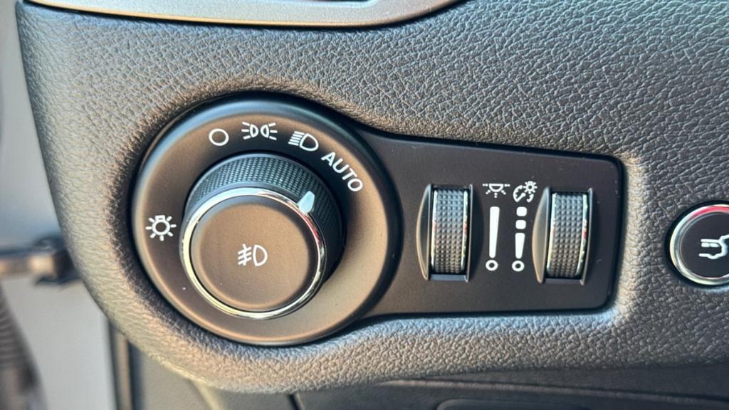 used 2020 Jeep Cherokee car, priced at $18,995