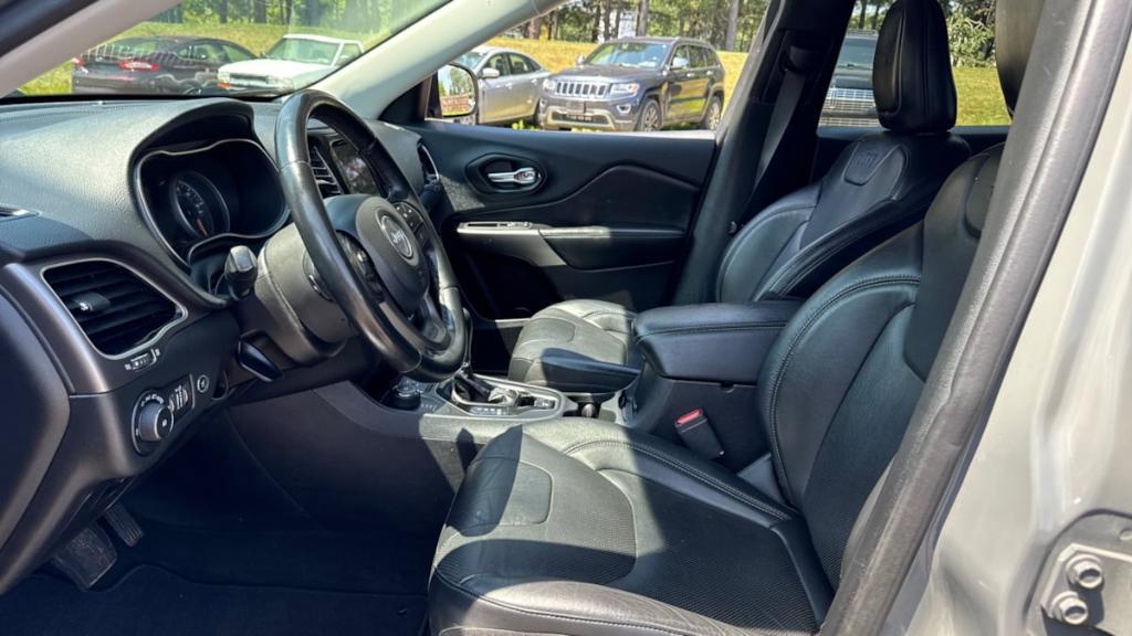 used 2020 Jeep Cherokee car, priced at $18,995