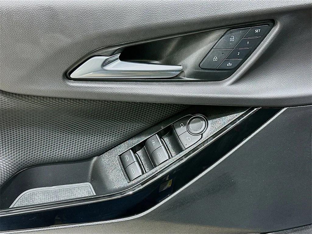 used 2025 Chevrolet Equinox car, priced at $30,231