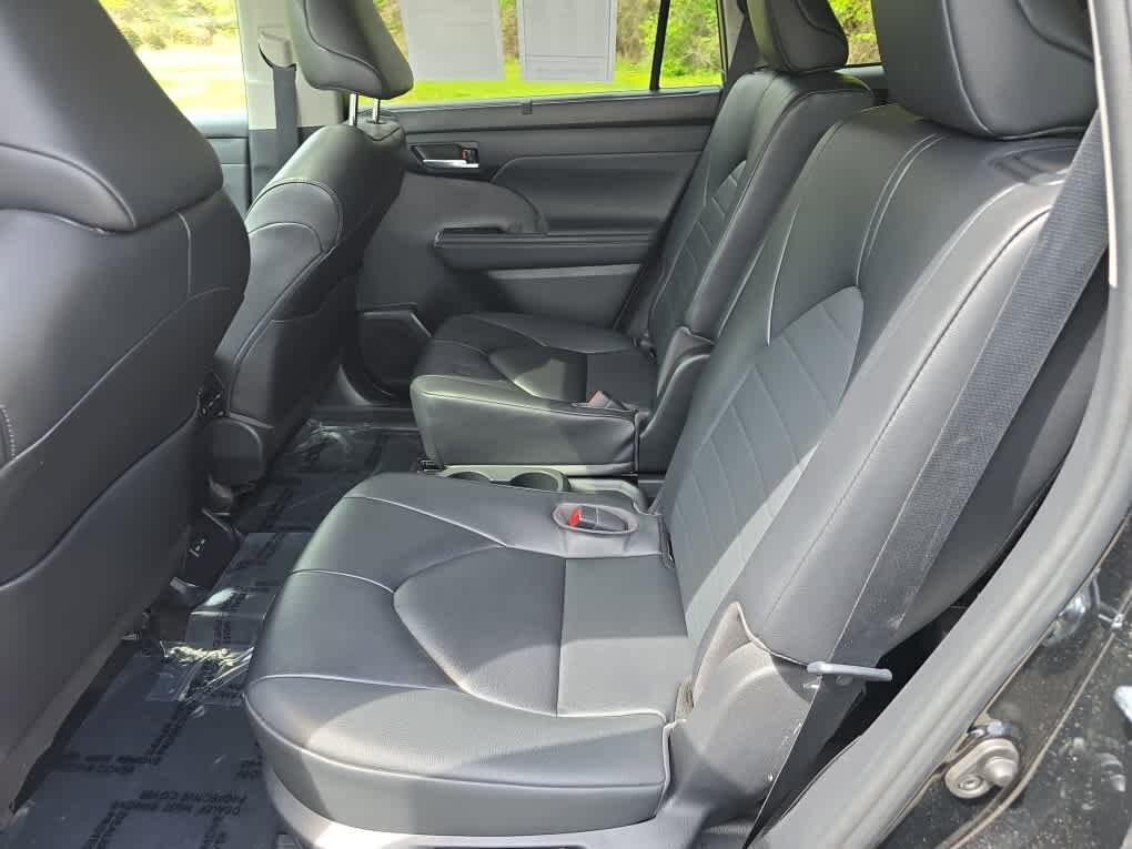 used 2023 Toyota Highlander Hybrid car, priced at $35,482