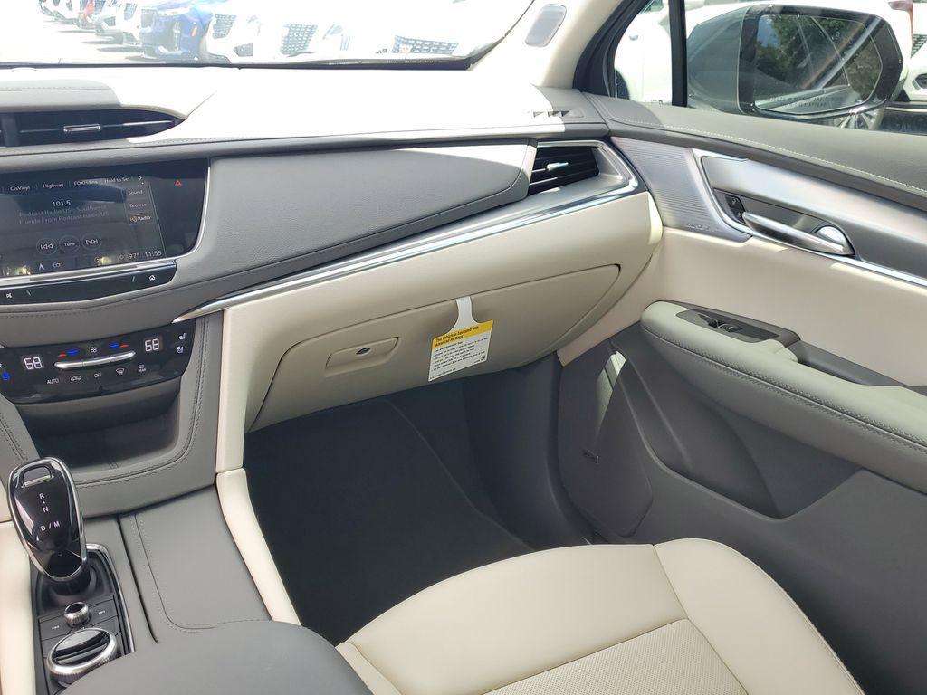 new 2025 Cadillac XT5 car, priced at $52,190